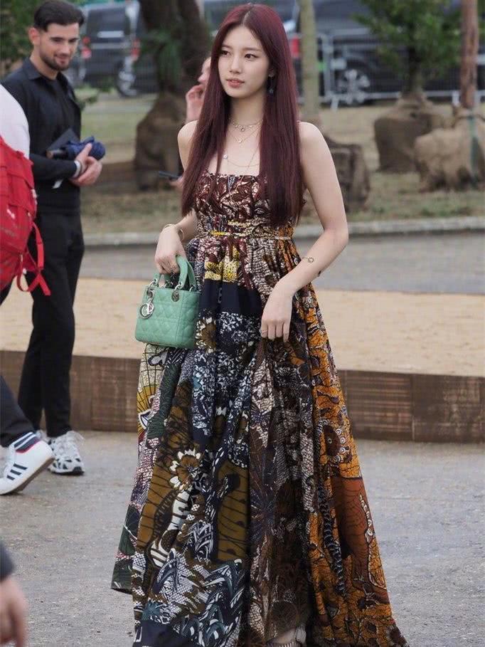 裴秀智减肥成功？穿过膝靴出席活动瘦成筷子腿