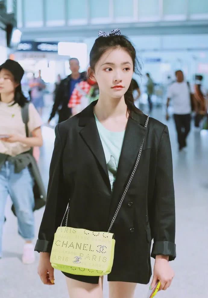 郑爽颜值变化有点大?江疏影的西装“借给”了这么多人