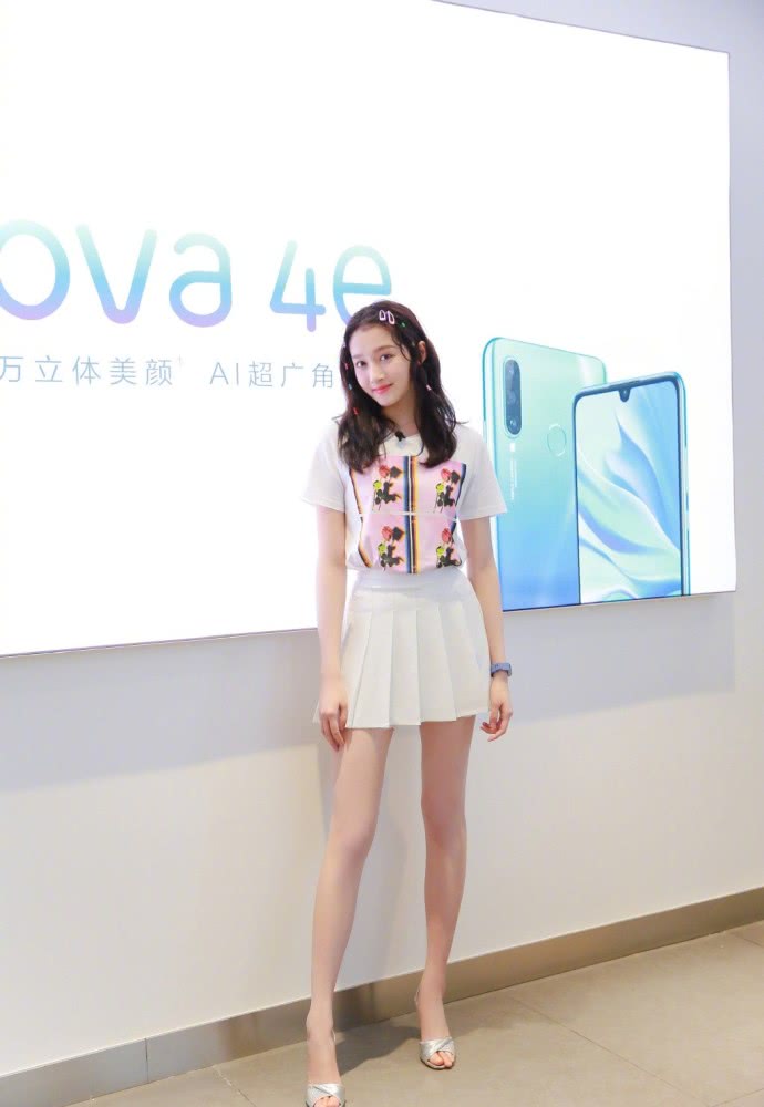 关晓彤私服短裤运动鞋穿出了大长腿,配黄色外套太时髦