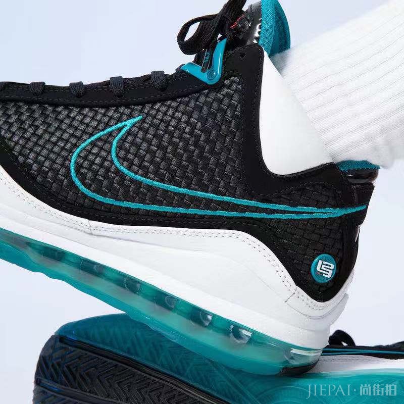 发售日期已确定!LeBron 7 经典红毯配色月底归来!
