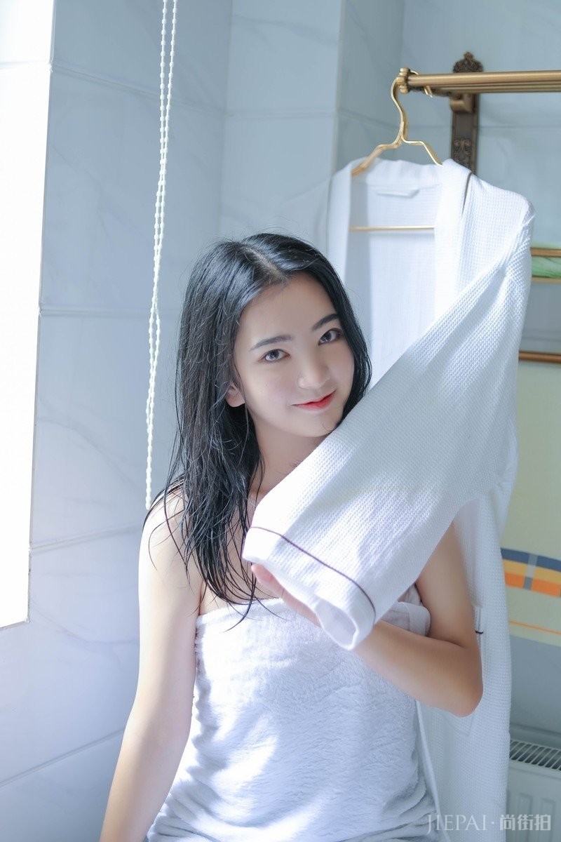 性感美女浴室浴袍大胆诱惑极致写真图片