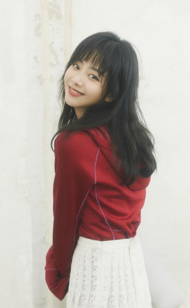 谭松韵穿卫衣配蕾丝裙,踩高跟鞋甜美动人