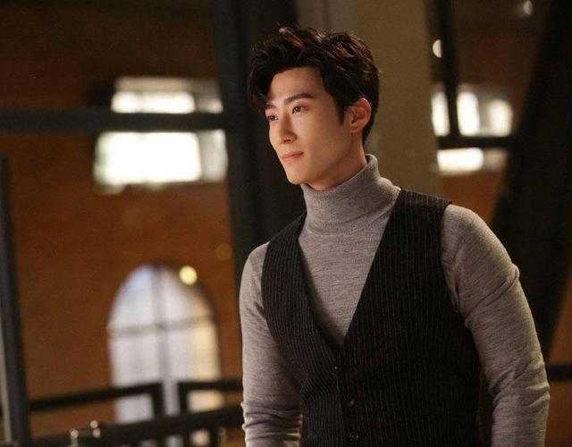 何超莲高调秀恩爱惹争议，窦骁险遭脱粉，只怪豪门千金太任性？