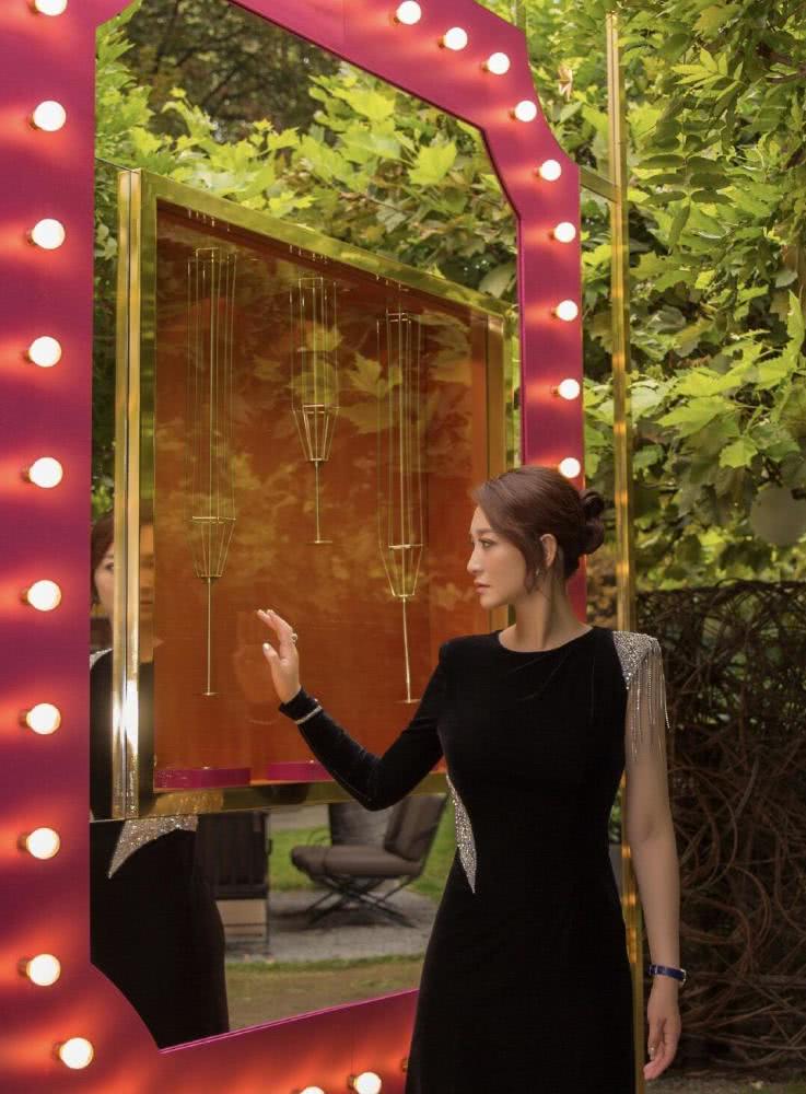 李小冉扎丸子头略显低调，身穿拼接色连衣裙优雅高贵