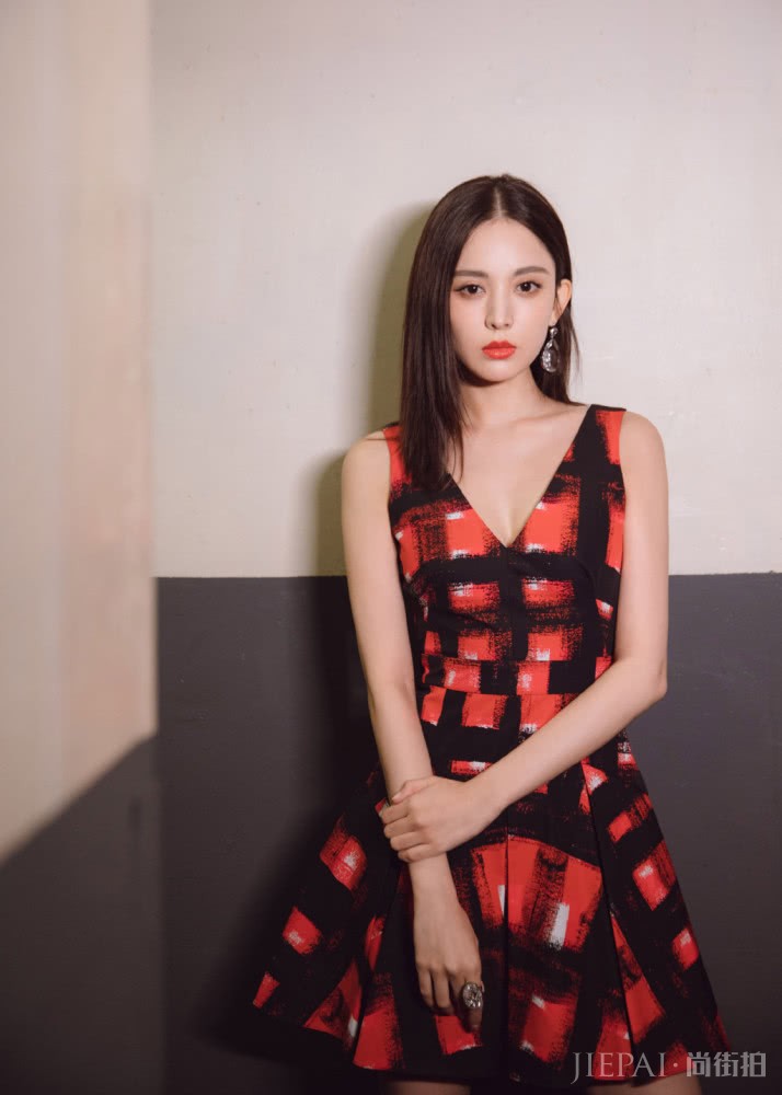 古力娜扎穿撞色格纹裙却被“鸽子蛋”抢镜：耳朵承受力真强