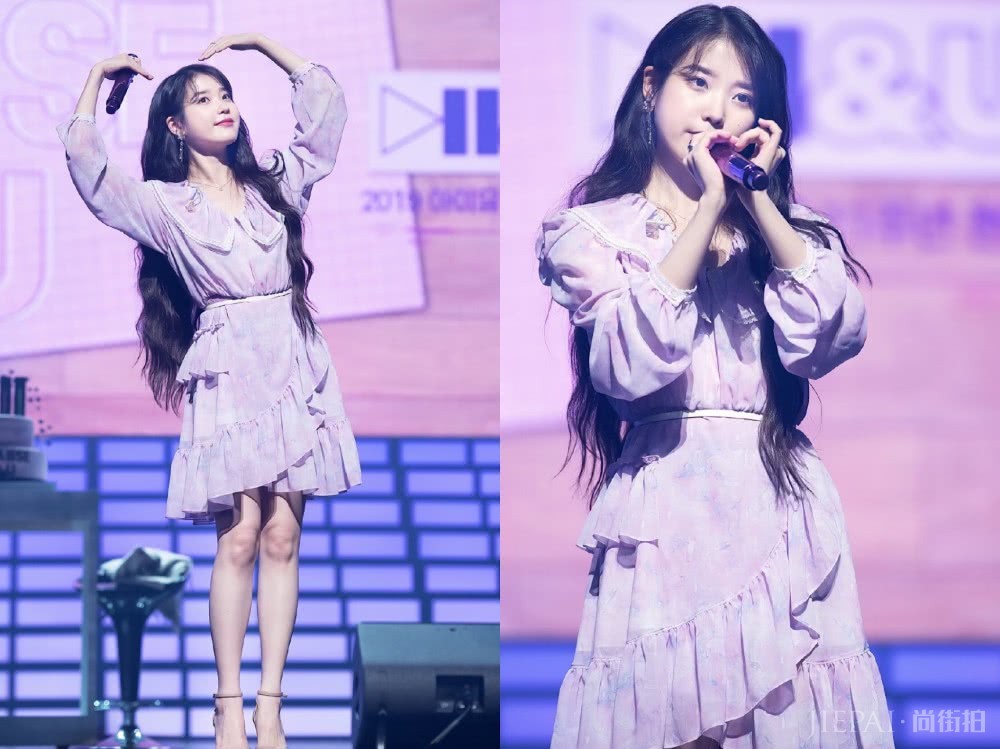 IU也太爱紫色了,从话筒到上衣再到裙子,统统都用紫色