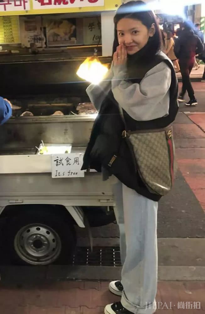 牛仔裤不会穿?也许你只需要换双鞋子