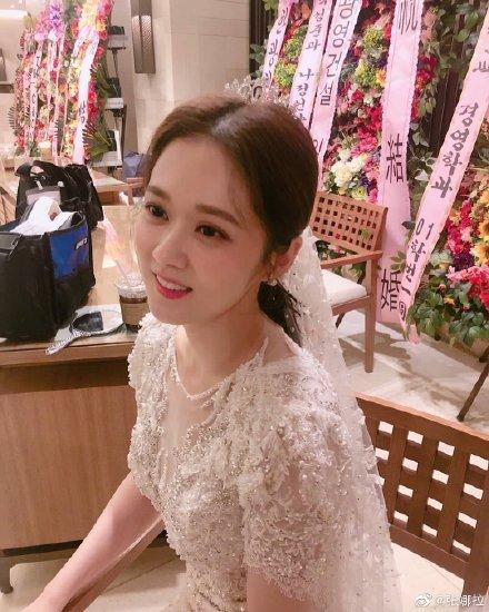 38岁童颜美女张娜拉晒白纱婚照，网友：闪电结婚吗？