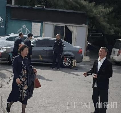 大咖出动现身北京街头，胡歌西装革履大长腿，靳东插兜宛如老干部