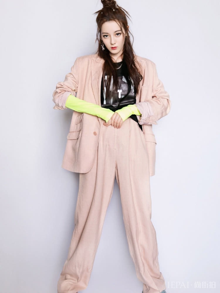 迪丽热巴变心机GIRL,穿一件打底衫,烂大街的白T也很好看