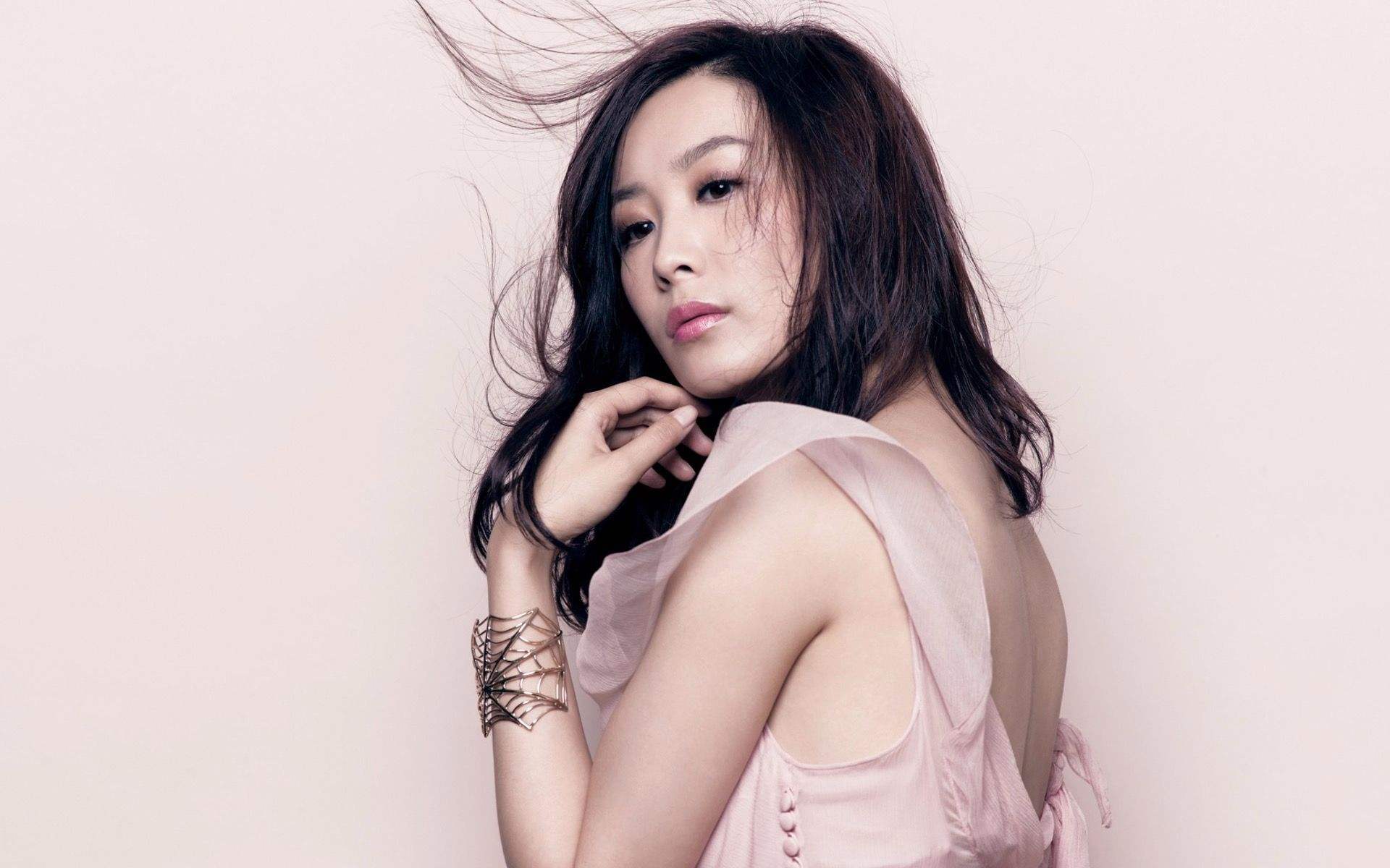 她因选美比赛被TVB签下,嫁入豪门后被抛弃,如今嫁给了法国人