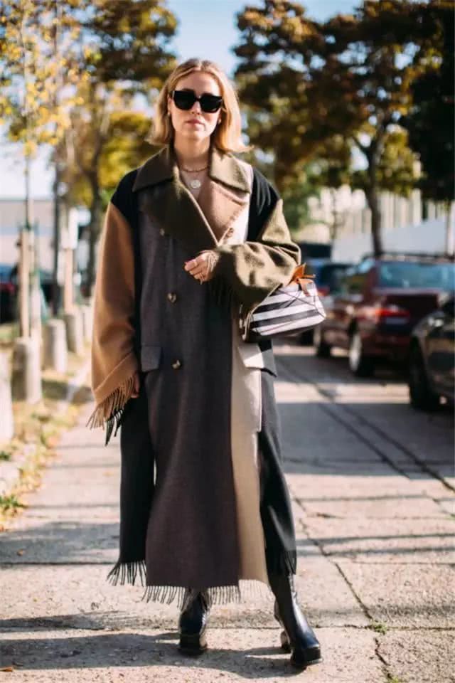 欧美街拍：今年流行的是“插秧靴”，穿上时尚还显高