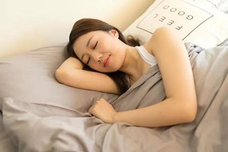 女生头发易出油要注意,可能是脱发的前兆