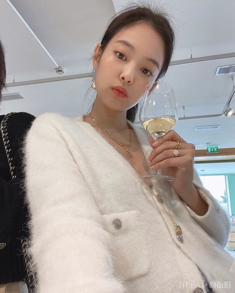 JENNIE妈穿雾霾蓝高领毛衣搭配牛仔蓝色阔腿裤,温暖又舒服