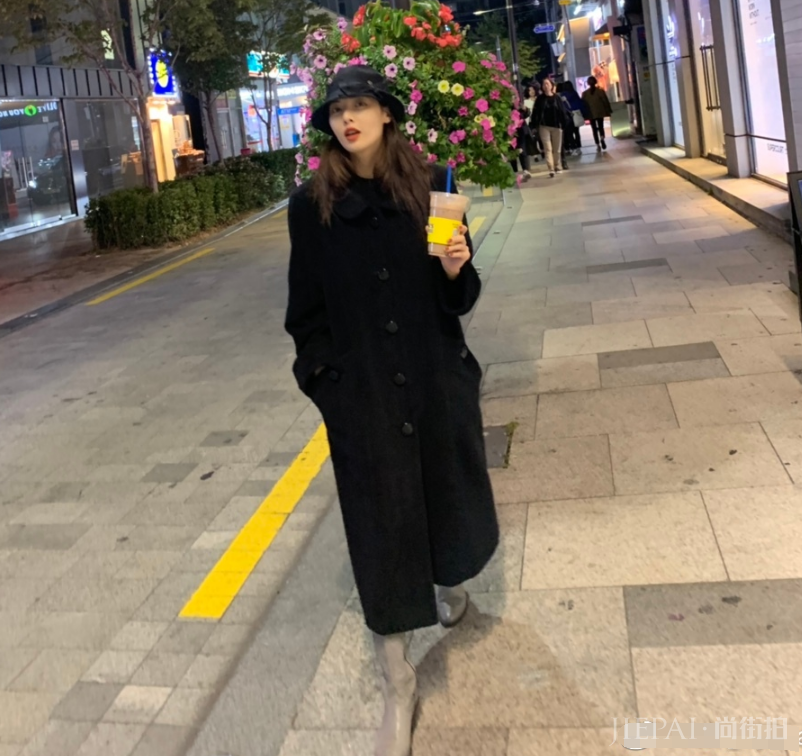 女生穿衣尽量别穿打底裤+大衣，看金泫雅的穿法好看还有气场