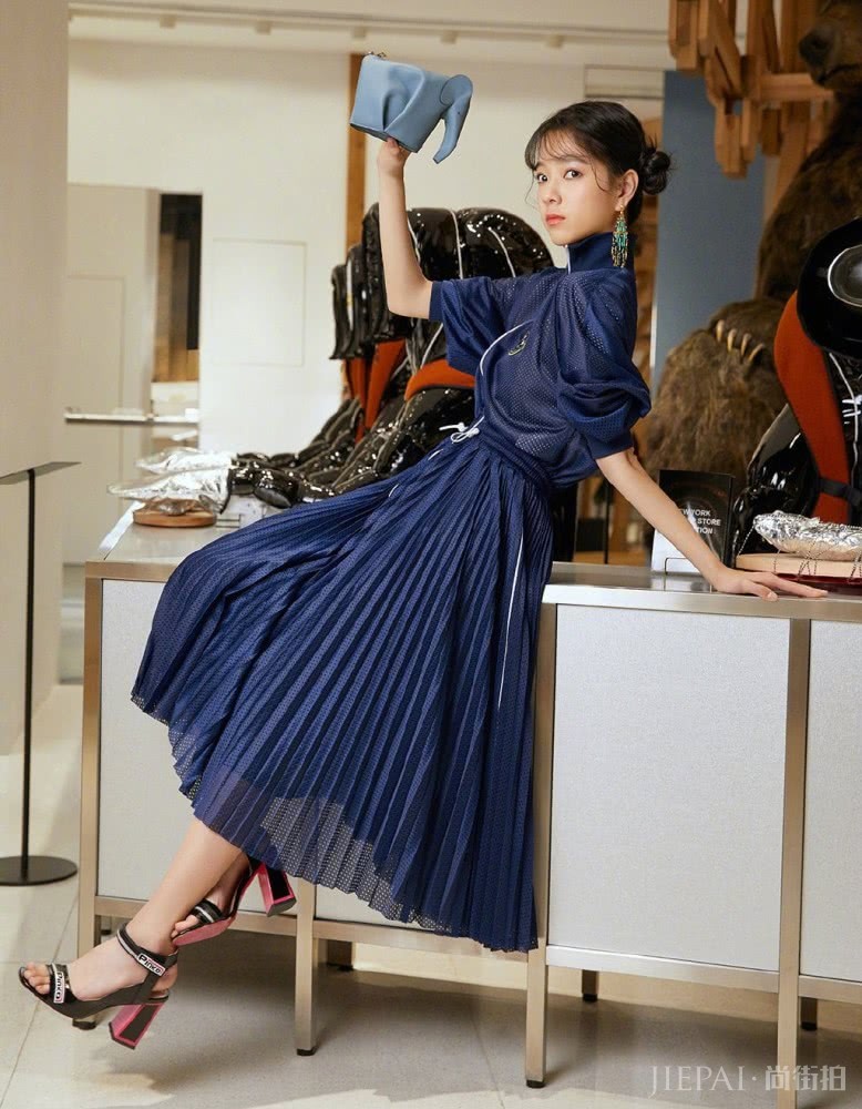 庄达菲穿斜肩轻纱裙现身釜山电影节,优雅甜美