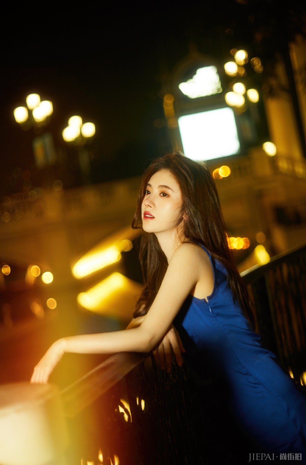 鞠婧祎甜美写真,蓝色连衣裙、贝雷帽、粉色外套各有各的好看