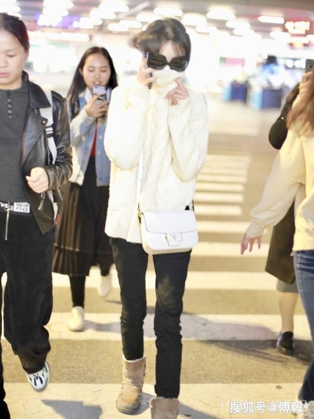郑爽现身机场,颜值重回小仙女时期,鼻头发红引热议