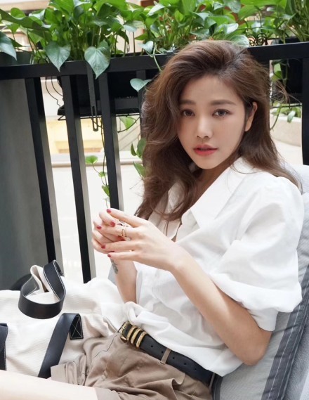 40岁冻龄女神许路儿西装配短裙似20岁少女,同龄阿姨比不了