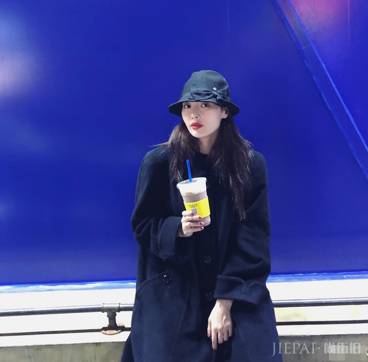 女生穿衣尽量别穿打底裤+大衣，看金泫雅的穿法好看还有气场