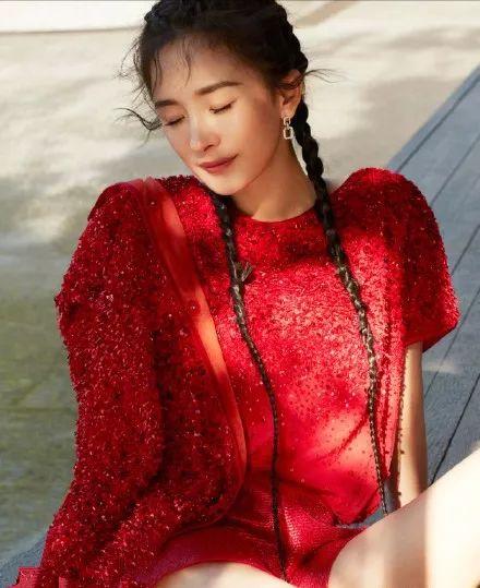 杨幂穿深V红裙拍杂志大片，妖冶艳丽超迷人 ，真是时尚界的宠儿！