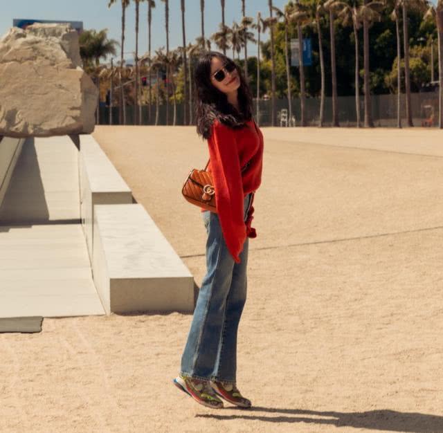 倪妮教你用红色毛衣搭配直筒牛仔裤简单穿出复古风，怎么拍都好看