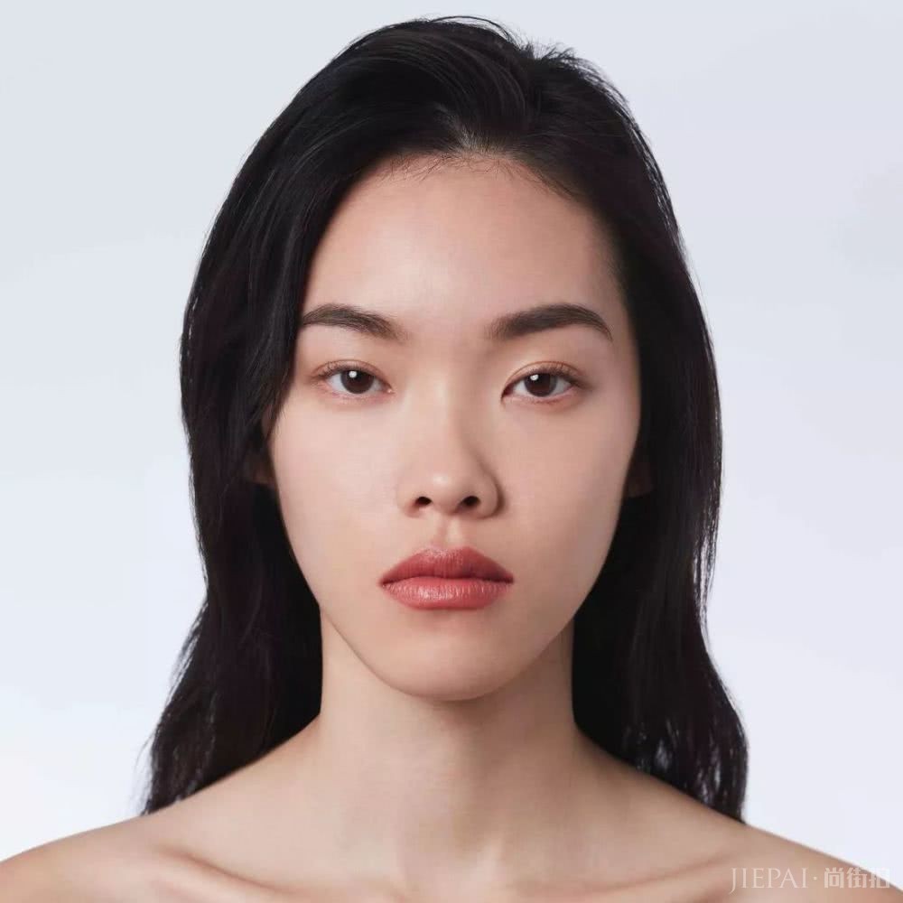 豆沙色、梅子色都靠边,今年最火的口红色是它