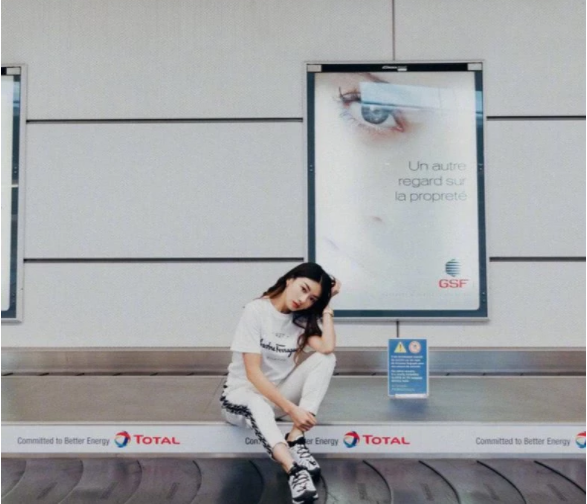 郑恺前女友参加时装周丢数件行李,网友却对她一个行为感到愤慨