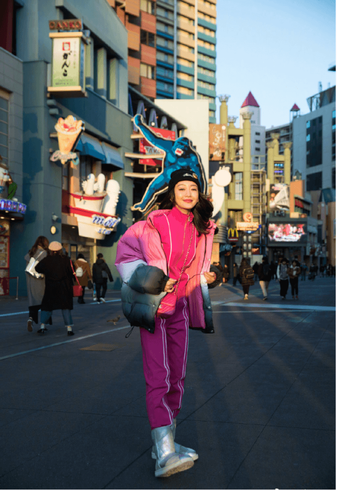 秋季学王鸥穿搭，用棕色外套搭配白色上衣短裤太高级