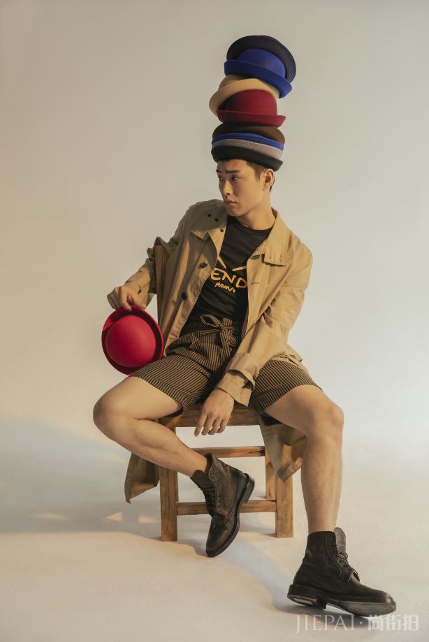 黑T搭配牛仔套装利落有型，王彦霖简直就是行走的画报