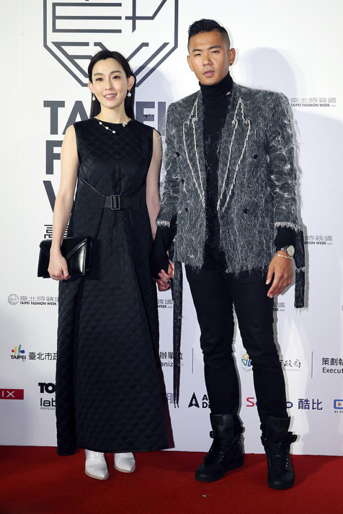 时装周范玮琪陈建州同穿黑衣秀恩爱,任家萱搭配红色纸袋裤出风头