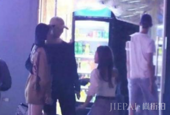 火箭少女又一成员黑料被扒,路边抽烟还乱扔烟头,大批粉丝脱粉