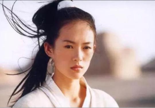 白鹿时尚杂志美图曝光,古风装扮侠气十足,从城市女孩变江湖侠客