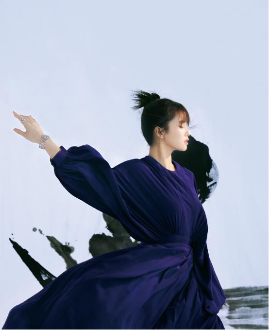 白鹿时尚杂志美图曝光,古风装扮侠气十足,从城市女孩变江湖侠客