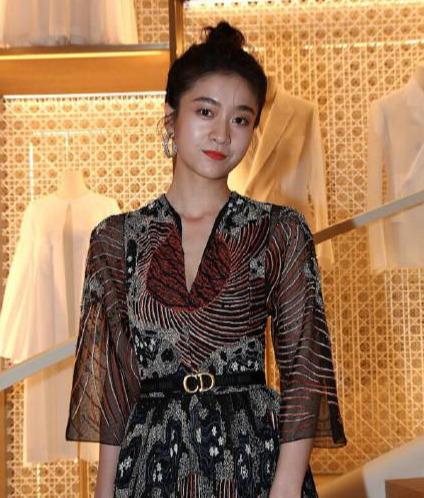 时装周女明星生图：郑爽瘦到眼睛凹陷，沈月玩突破，孟美岐成路人