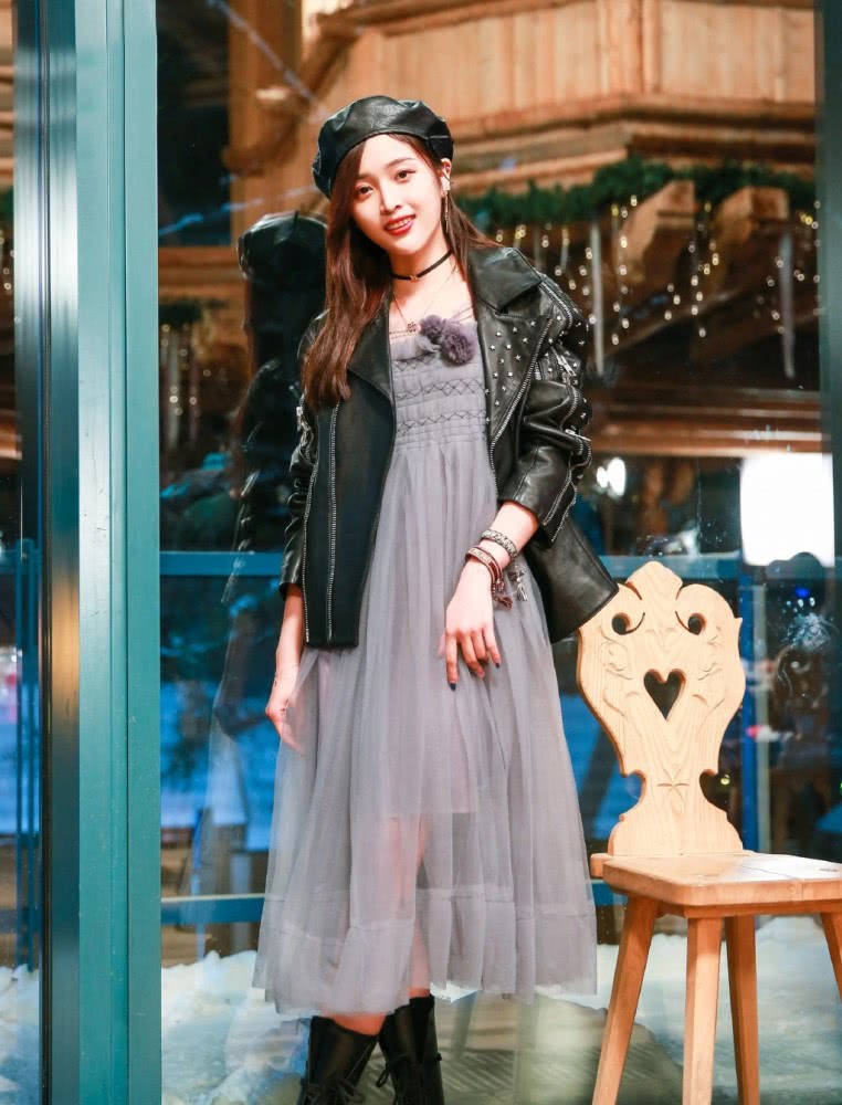 吴宣仪玩下衣失踪，穿灰色卫衣戴毛呢渔夫帽呆萌又可爱