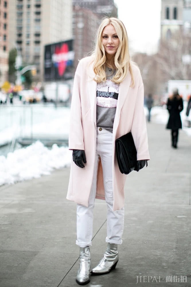 街拍示范:秋冬季穿大衣搭配这四双鞋子,舒适时尚又好看!
