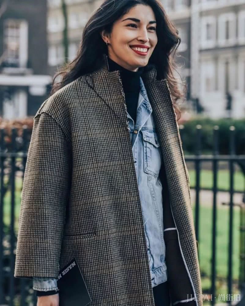 欧美街拍：高领衫让人变好？这样穿就对了