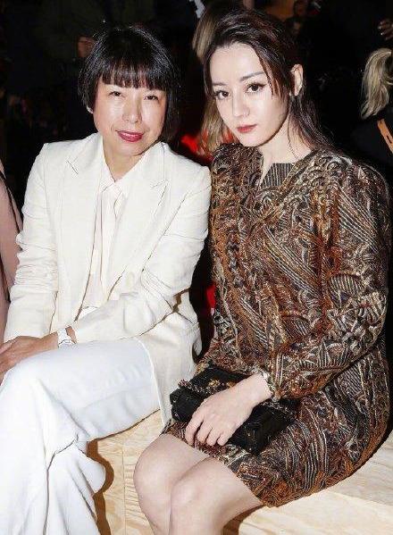 中国女星时装周外媒图：娜扎起痘痘，热巴像孕妇，她成全场最佳