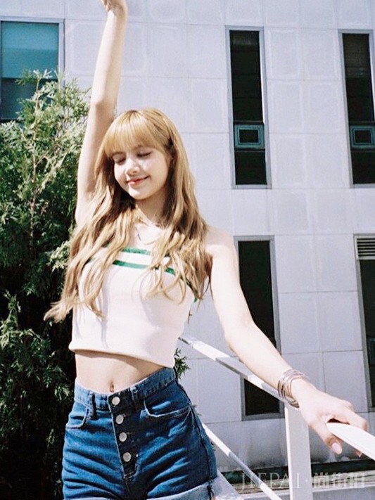 回顾LISA经典舞台造型,似乎每套都很好看