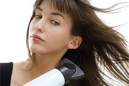 头发自然干要比吹干强，这些吹头发误区很伤发