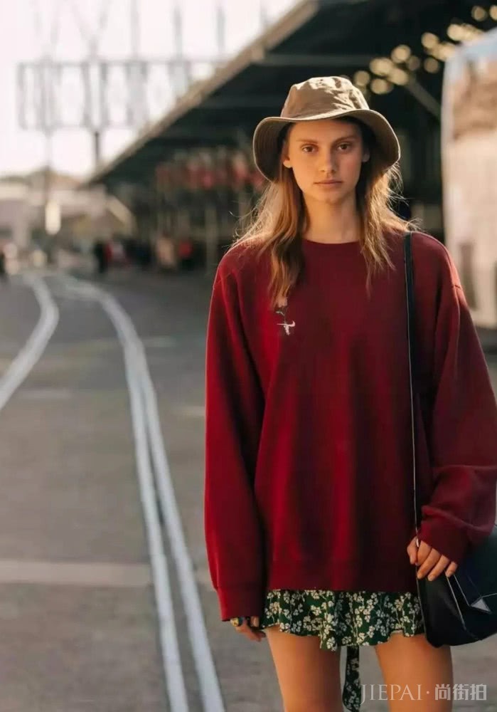 天气变冷，用卫衣和半身裙来温暖这个秋天吧