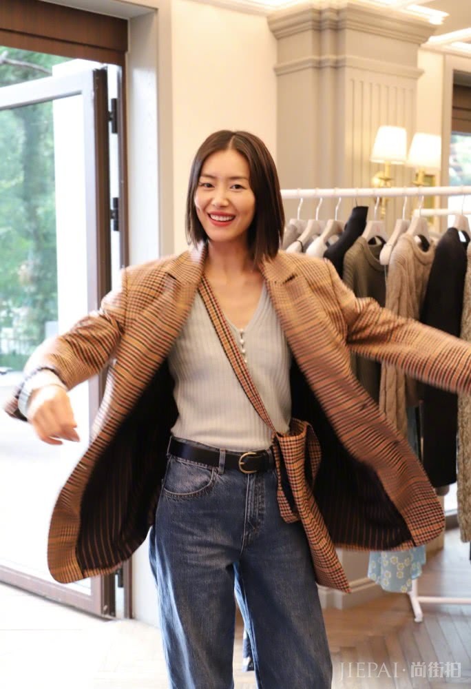 刘雯现身服装店打扮简单又性感，状态活泼比T台走秀还美