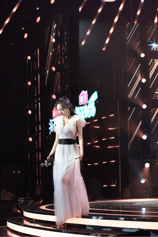 杨幂“带货女王”果然名不虚传，拼接色卫衣搭牛仔裙少女感十足