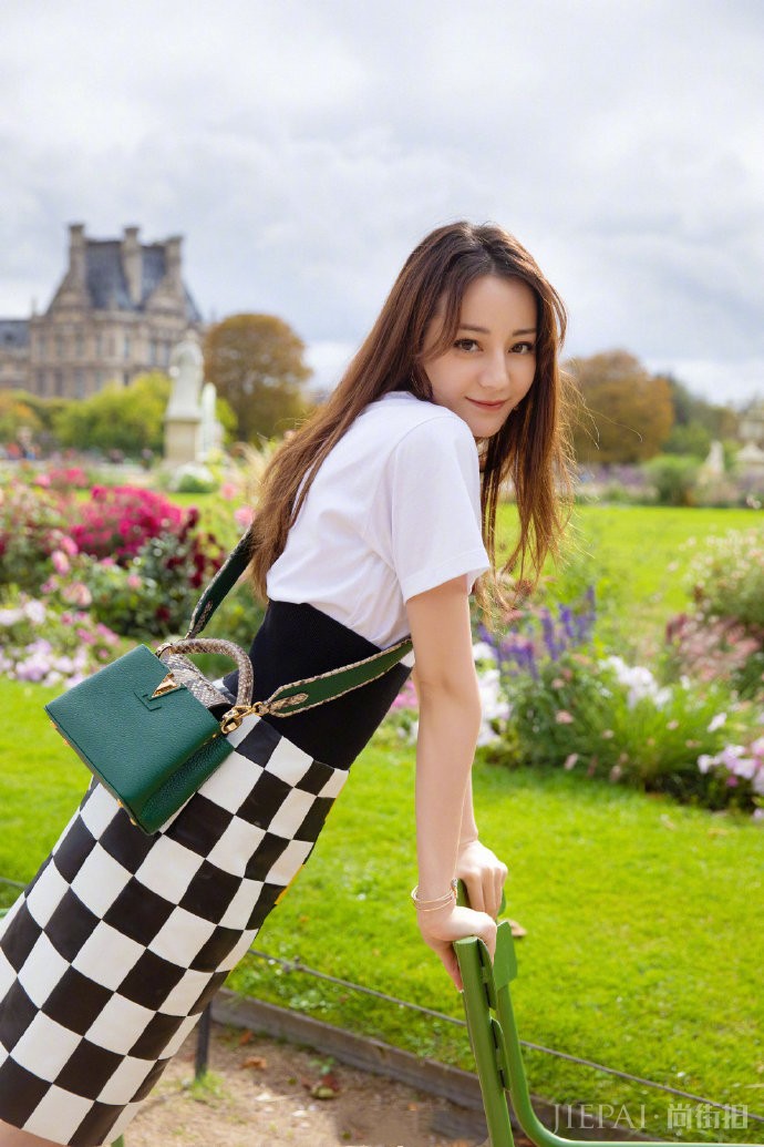 迪丽热巴街拍图片好奢侈，穿6650T恤配3万拼色半身裙，蚂蚁腰太惊艳