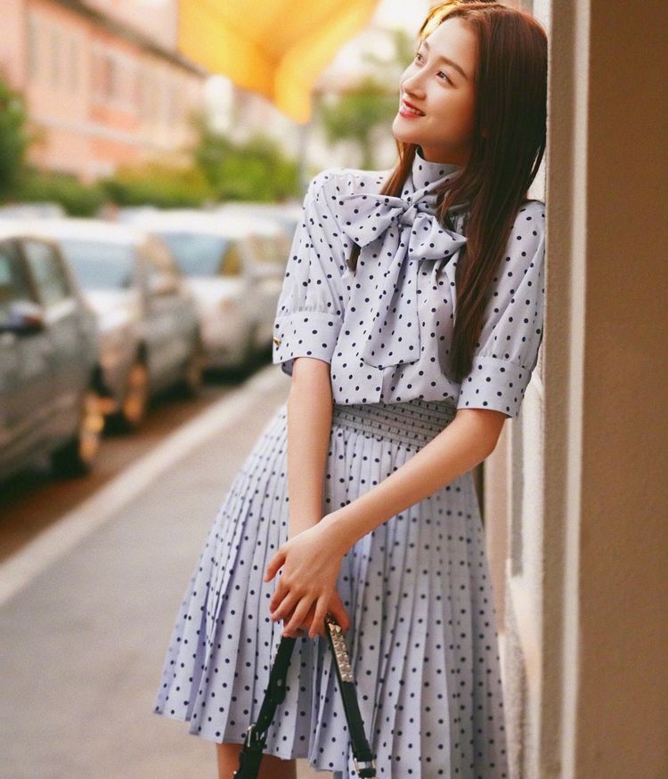 关晓彤穿T恤配男友风短裤,露小腿看呆网友:真“竹竿腿”