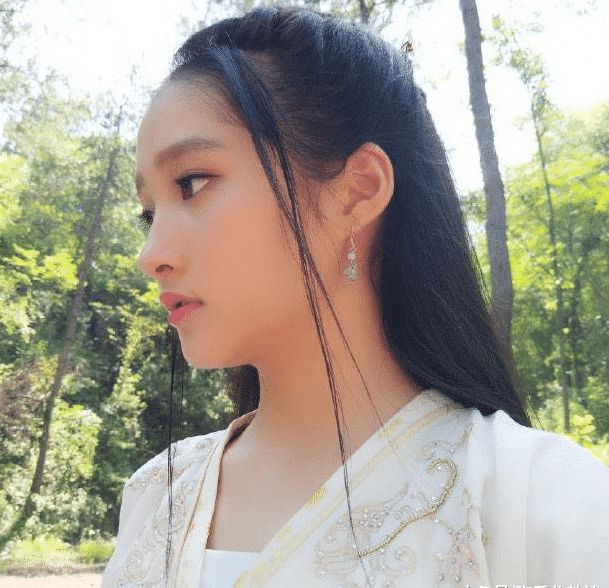 “收费站女神”因撞脸关晓彤爆红，一夜涨粉300万，确定不本人？