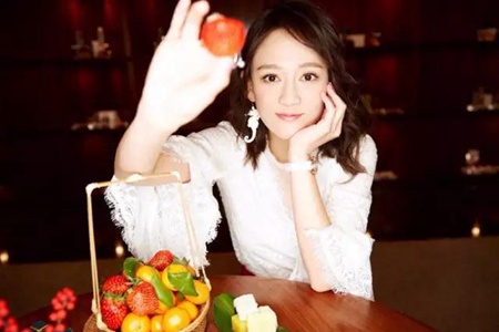 1561092610934514.jpg 连陈乔恩都剪掉了长卷发,减龄齐肩发怎么扎都好看