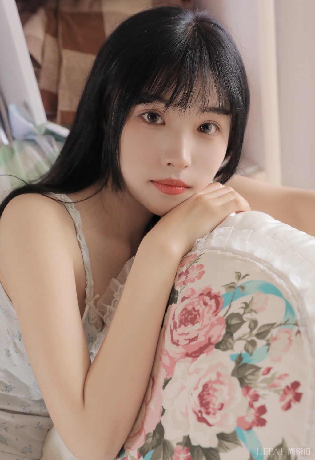 穿吊带背心的可爱美女性感尤物私房图片写真