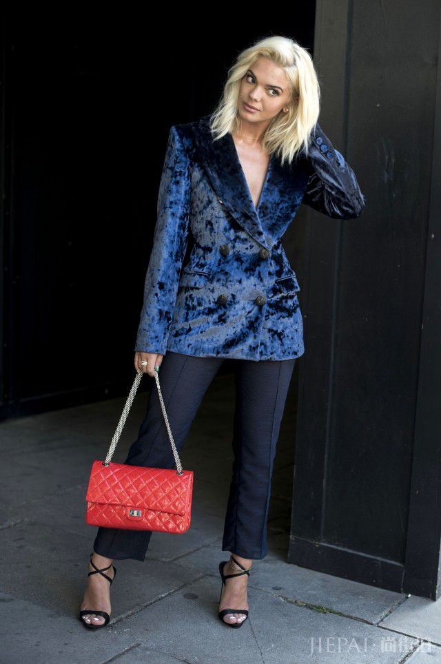 1569398198406176.jpeg 黑色裤子配什么颜色上衣,搭配不同颜色展现不同风采